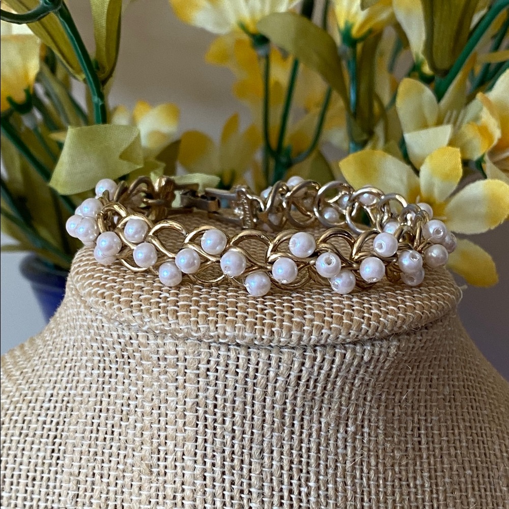 Richelieu Vintage Faux Pearl Gold Tone Bracelet